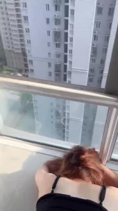 阳台后入少妇，太刺激了